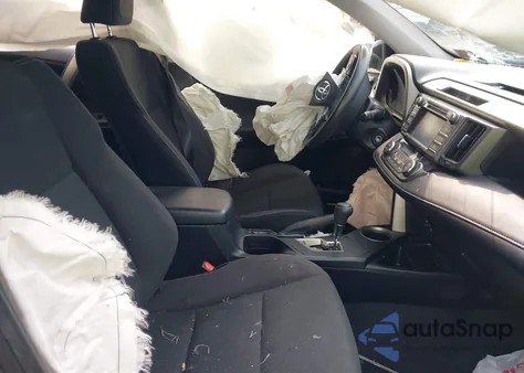 2015 Toyota Rav4 Xle z USA, uszkodzony, nr VIN JTMRFREV9FD146574